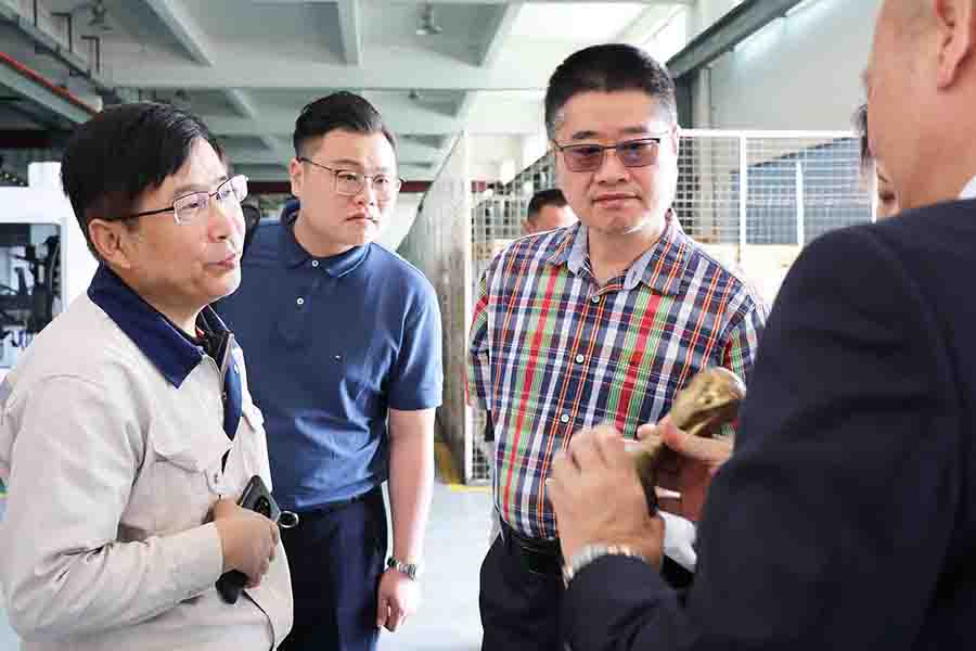 香港鑄造業(yè)總會總理事會成員蒞臨巨高機床指導(dǎo)工作(圖5)